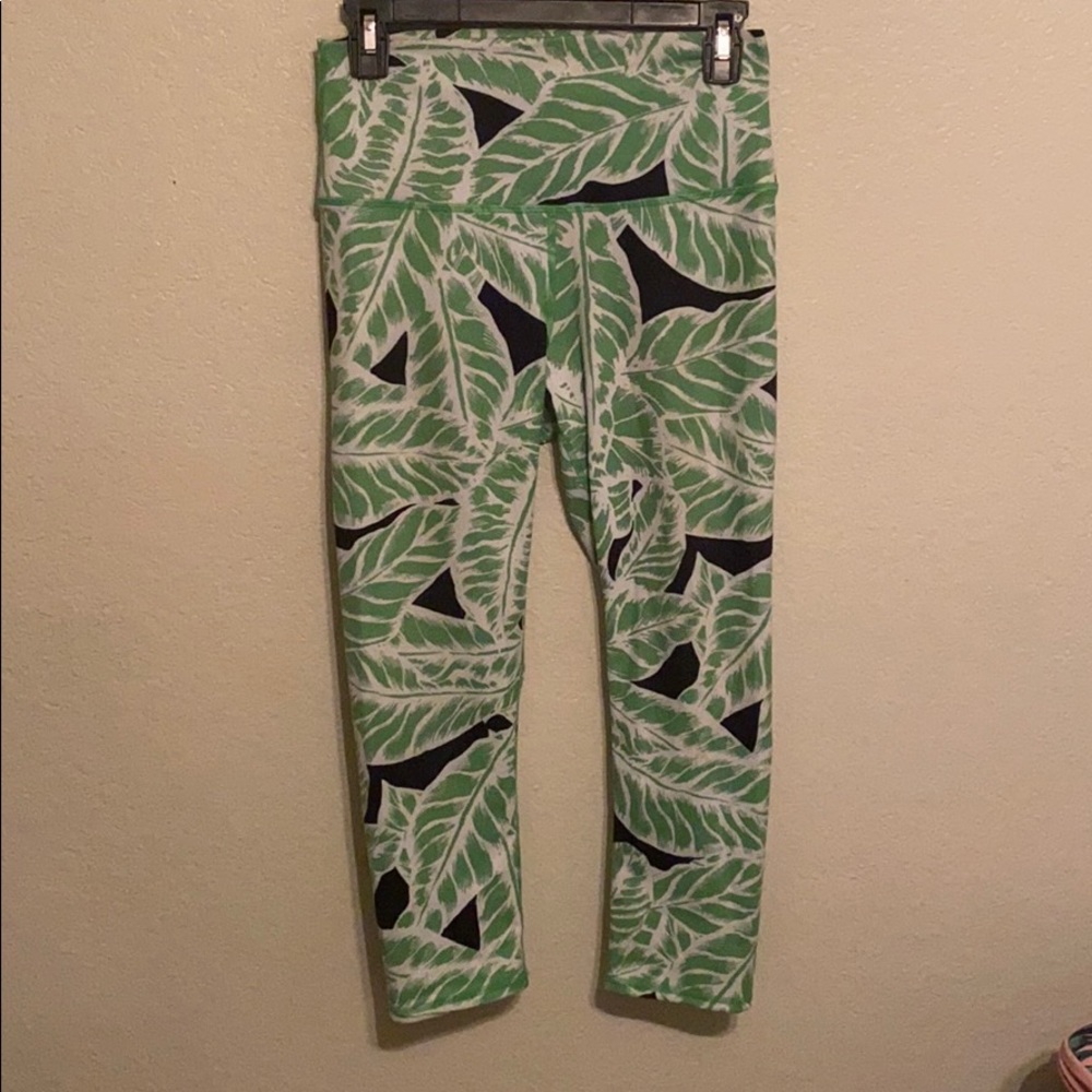 I’m selling ALO yoga leggings.